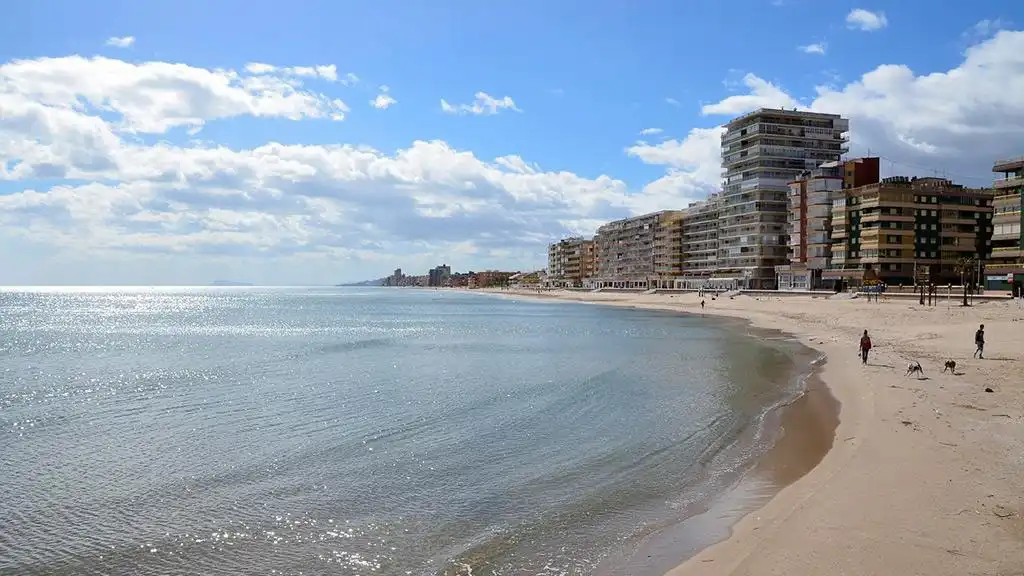 Playa El Perelló en el Parque Natural de L'Albufera – entorno natural sin urbanización, aguas tranquilas perfectas para aprender surf en Valencia