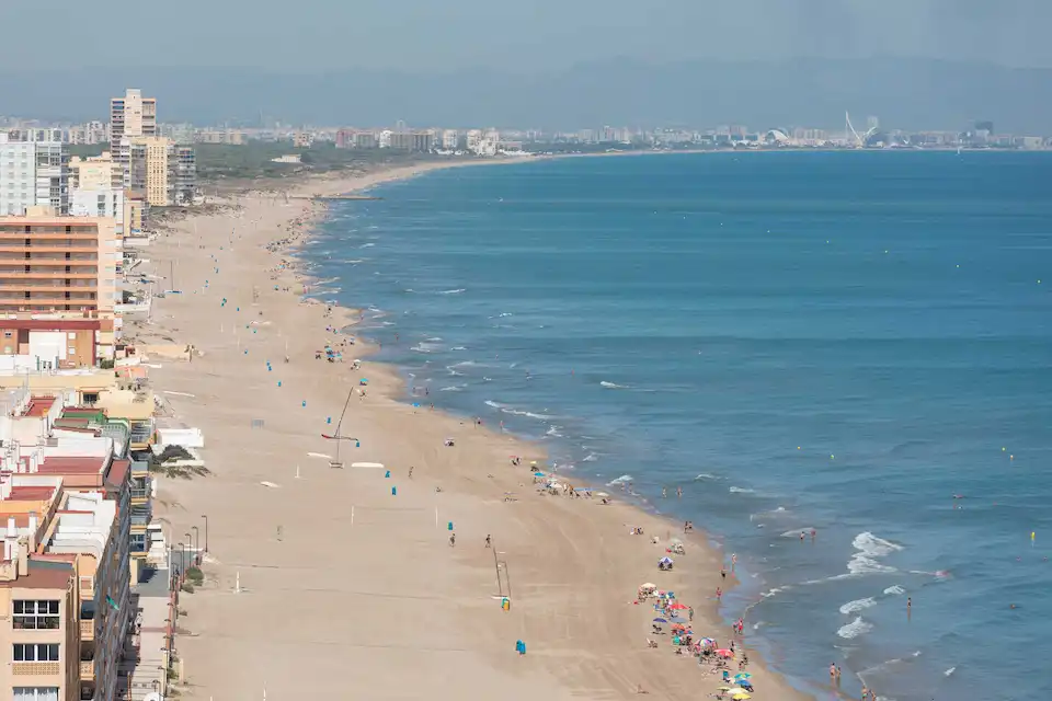 Playa Patacona en Alboraya – punto de encuentro de las clases de surf a 10 minutos de Valencia capital, con fondo de arena ideal para iniciación